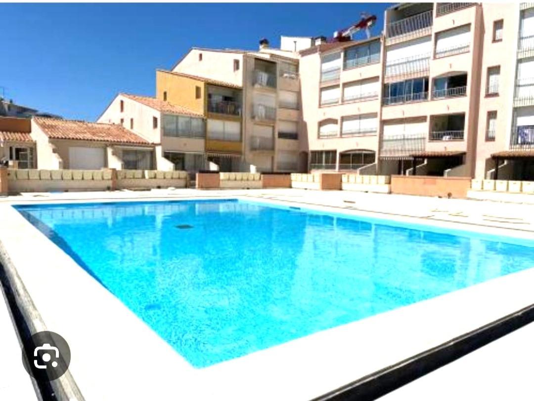 Centre Port,Studio Cosy,Vue Piscine Et Sur Le Parking Prive Ainsi Que Le Mont Saint Martin Agde Kültér fotó