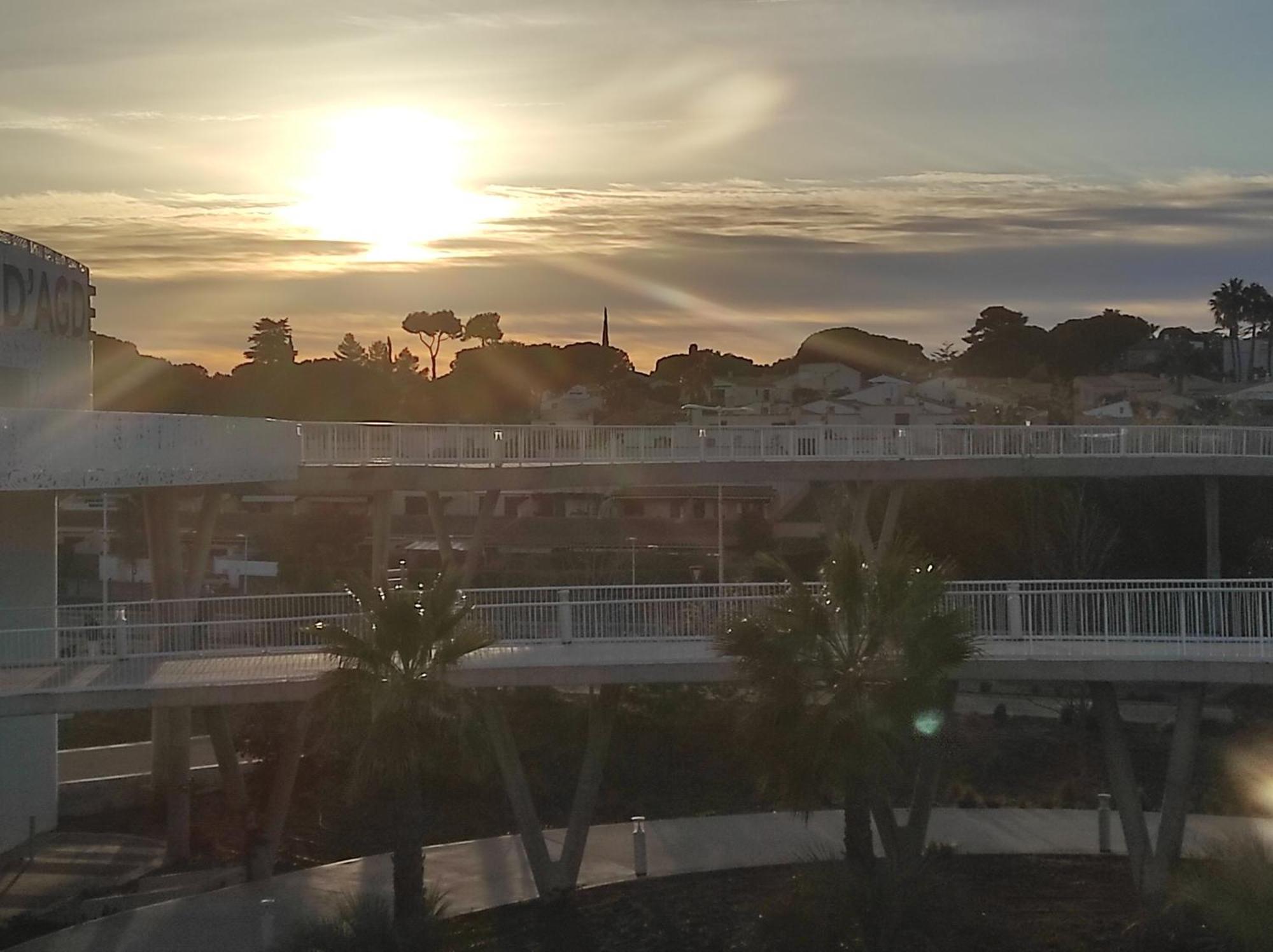 Centre Port,Studio Cosy,Vue Piscine Et Sur Le Parking Prive Ainsi Que Le Mont Saint Martin Agde Kültér fotó